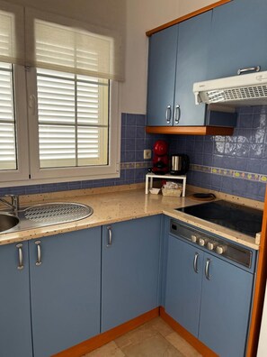 Réfrigérateur, micro-ondes, plaque de cuisson, cafetière/bouilloire