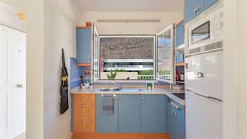 Réfrigérateur, micro-ondes, plaque de cuisson, cafetiÚre/bouilloire