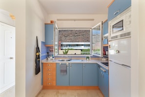 Kühlschrank, Mikrowelle, Herdplatte, Wasserkocher mit Kaffee-/Teezubehör