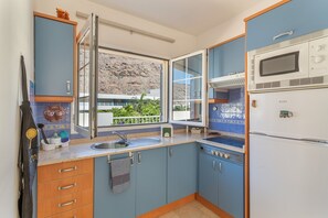 Fridge, microwave, stovetop, coffee/tea maker - Vacation 'Los Mangueros Beach 6 - Mogán' with Mountain View, Wi-Fi and Air Conditioning (Puerto de Mogán)