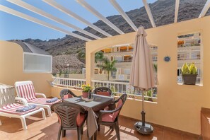 Outdoor dining - Vacation 'Los Mangueros Beach 6 - Mogán' with Mountain View, Wi-Fi and Air Conditioning (Puerto de Mogán)