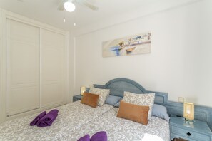 1 dormitorio, tabla de planchar con plancha, wifi y ropa de cama