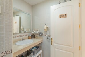Douche, sèche-cheveux, serviettes fournies