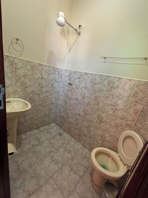 Basic Suite | Bathroom