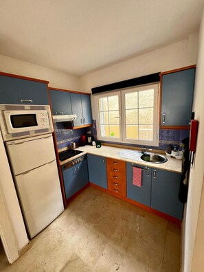 Réfrigérateur, micro-ondes, plaque de cuisson, cafetière/bouilloire
