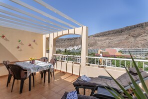 Outdoor dining - Vacation 'Los Mangueros Beach 37 - Mogán' with Mountain View, Wi-Fi and Air Conditioning (Puerto de Mogán)