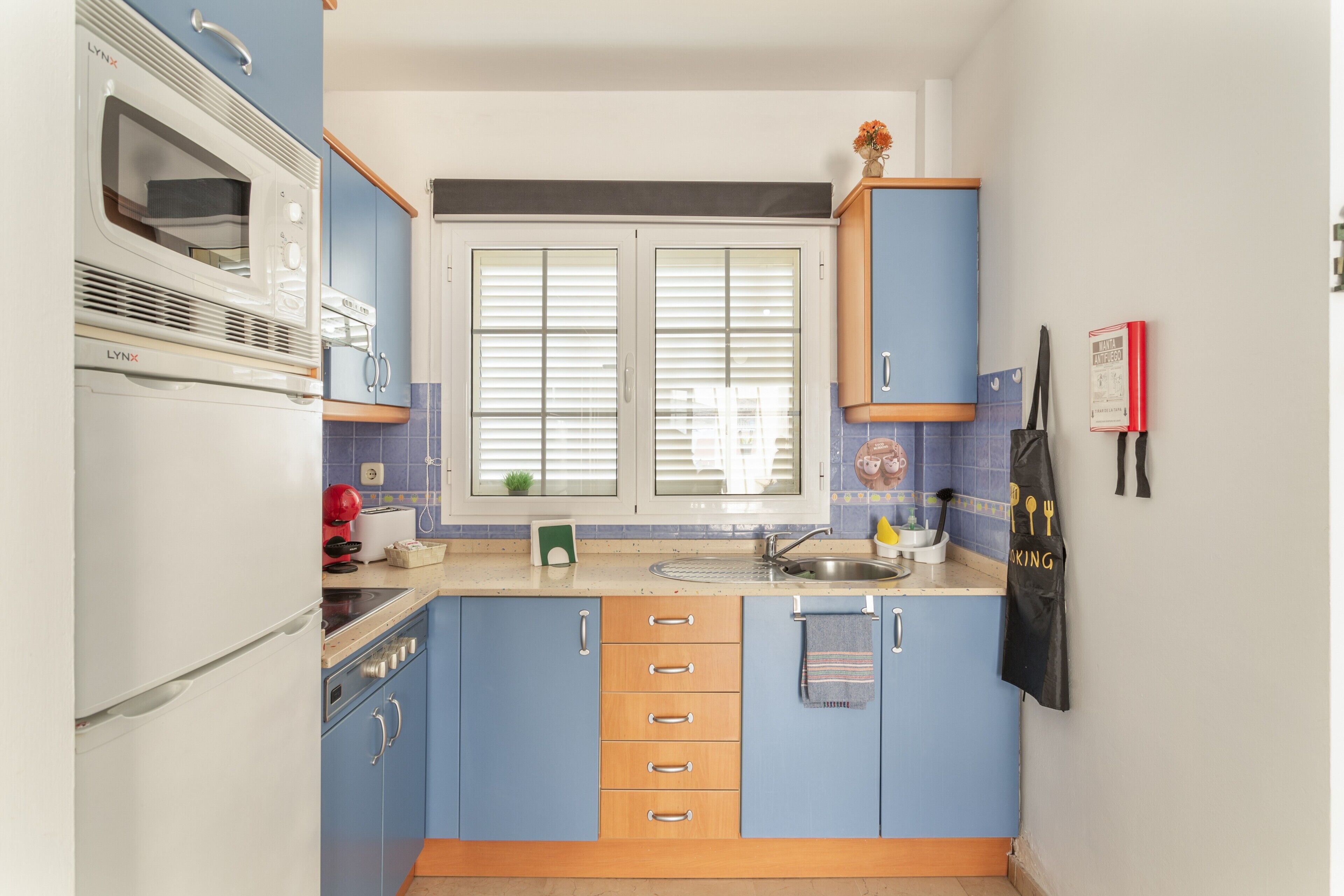 Coffee/tea maker, fridge, microwave, stovetop