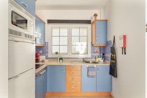 Wasserkocher mit Kaffee-/Teezubehör, Kühlschrank, Mikrowelle, Herdplatte