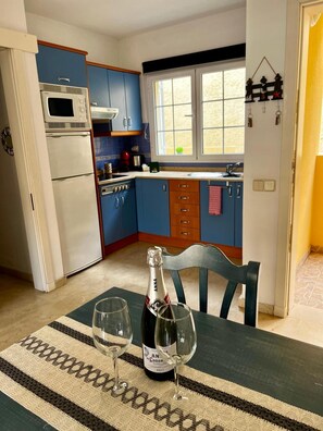 Réfrigérateur, micro-ondes, plaque de cuisson, cafetière/bouilloire