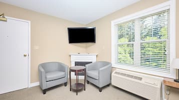 Habitación con 2 camas individuales, vista a la ciudad | Escritorio y espacio para trabajar con laptop