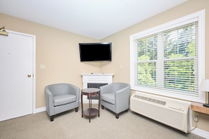 Chambre avec lits jumeaux, vue sur la ville | Bureau, espace de travail pour ordinateurs portables