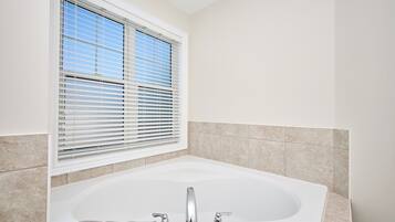 Kahden hengen luksushuone, 1 keskisuuri parisänky, kaupunkinäköala | Työpöytä, kannettavalle tietokoneelle sopiva työtila