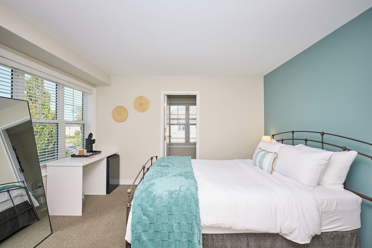 Une chambre à coucher avec un lit, un bureau et un téléviseur.