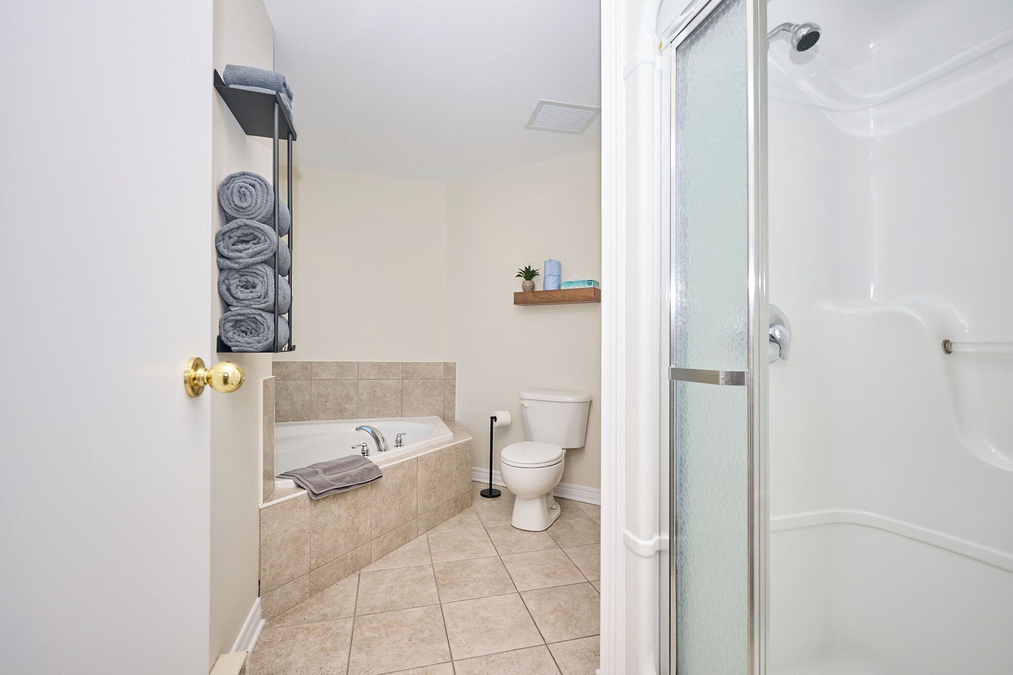 مكتب ومساحة عمل للكمبيوتر المحمول ومكواة/لوح كي وواي فاي مجانًا