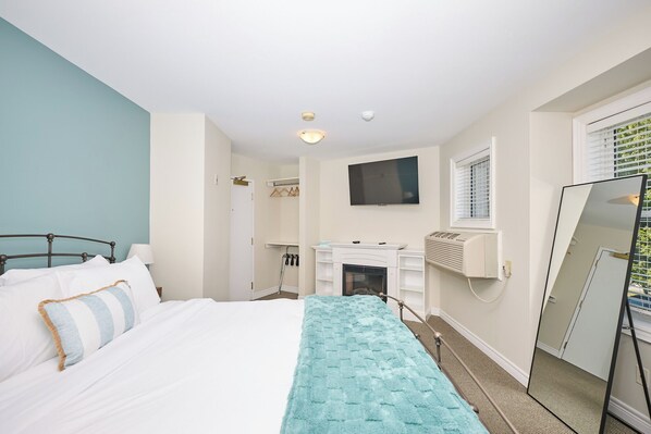 Desk, laptop workspace, iron/ironing board, free WiFi
