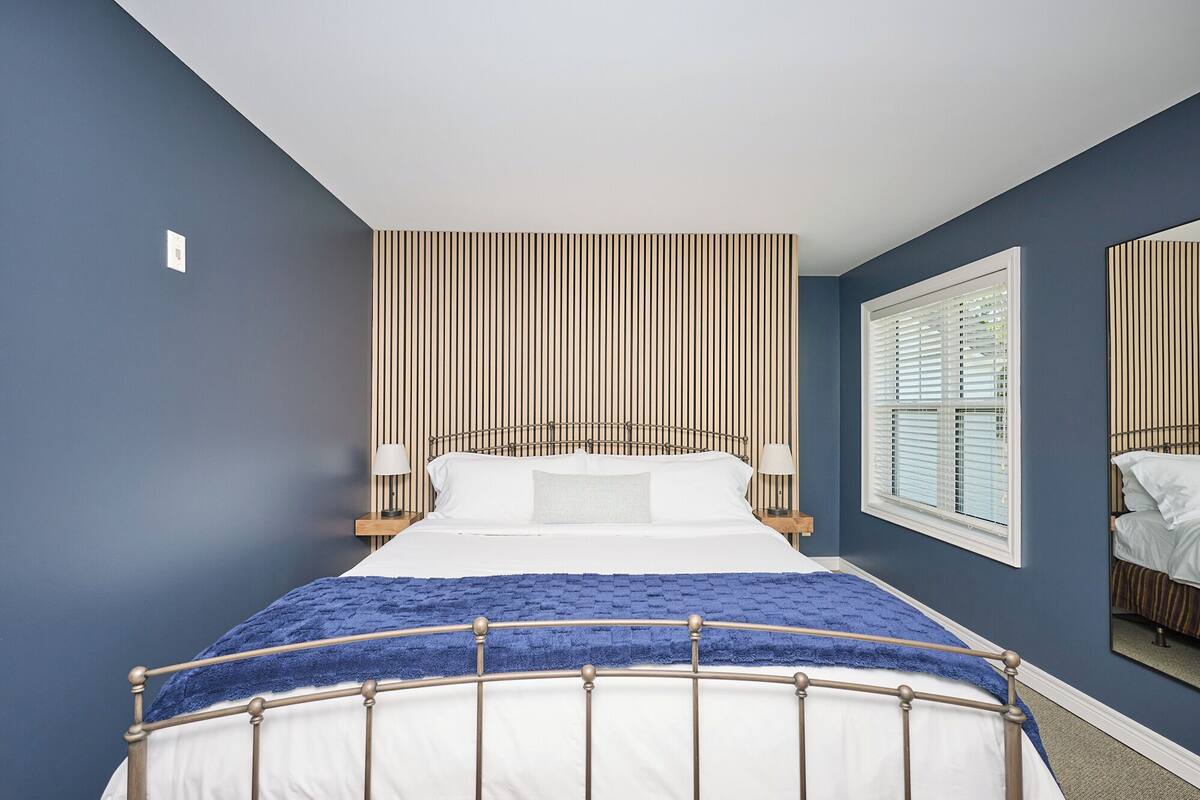 Luxury Room, 1 King Bed, City View | Desk, laptop workspace, iron/ironing board, free WiFi