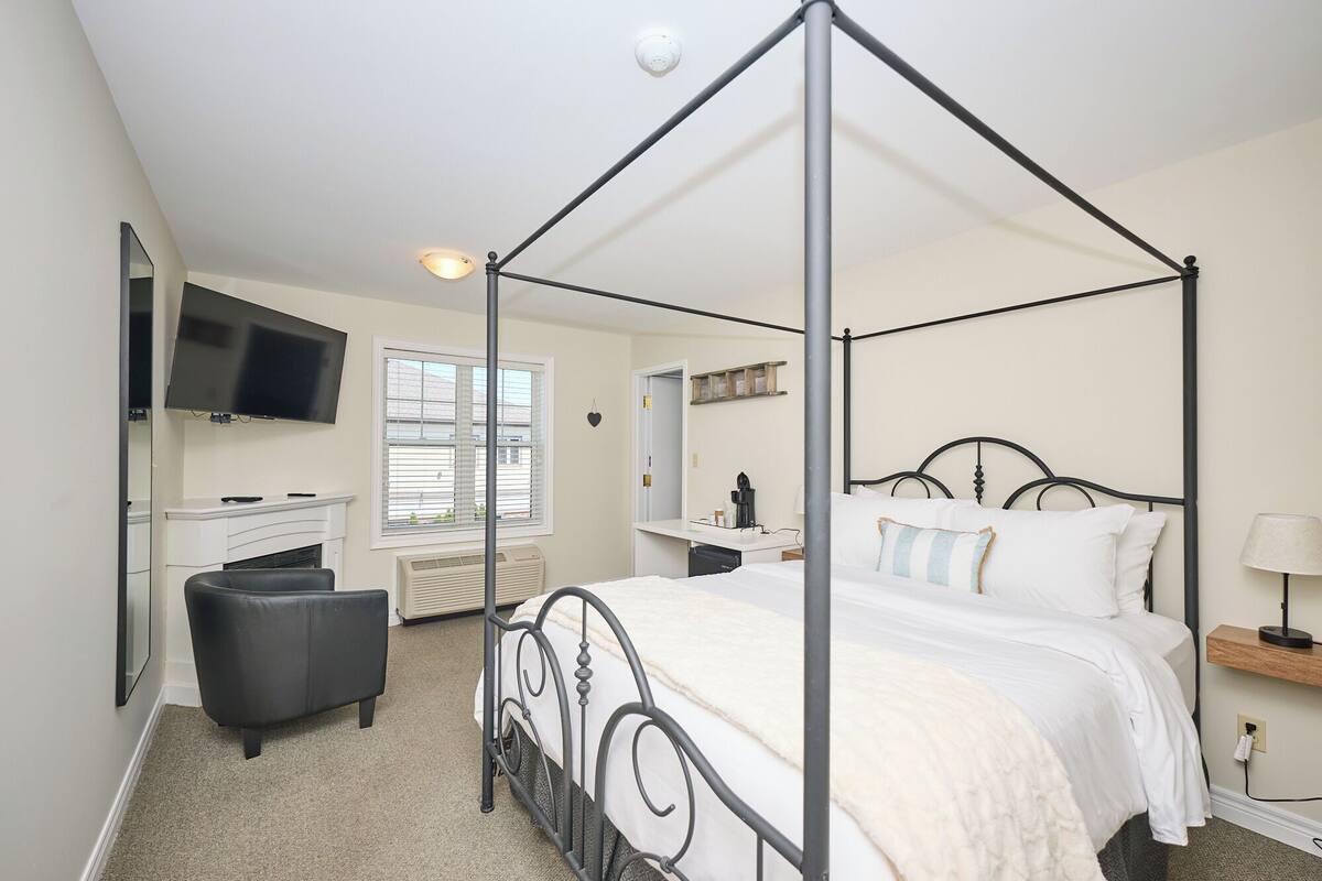 Luxury Double Room, 1 Queen Bed, City View | Desk, laptop workspace, iron/ironing board, free WiFi