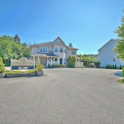 Nine Vines Hotel 