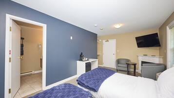 Kahden hengen huone (kaksi sänkyä), kaupunkinäköala | Työpöytä, kannettavalle tietokoneelle sopiva työtila