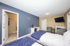 Chambre avec lits jumeaux, vue sur la ville | Bureau, espace de travail pour ordinateurs portables