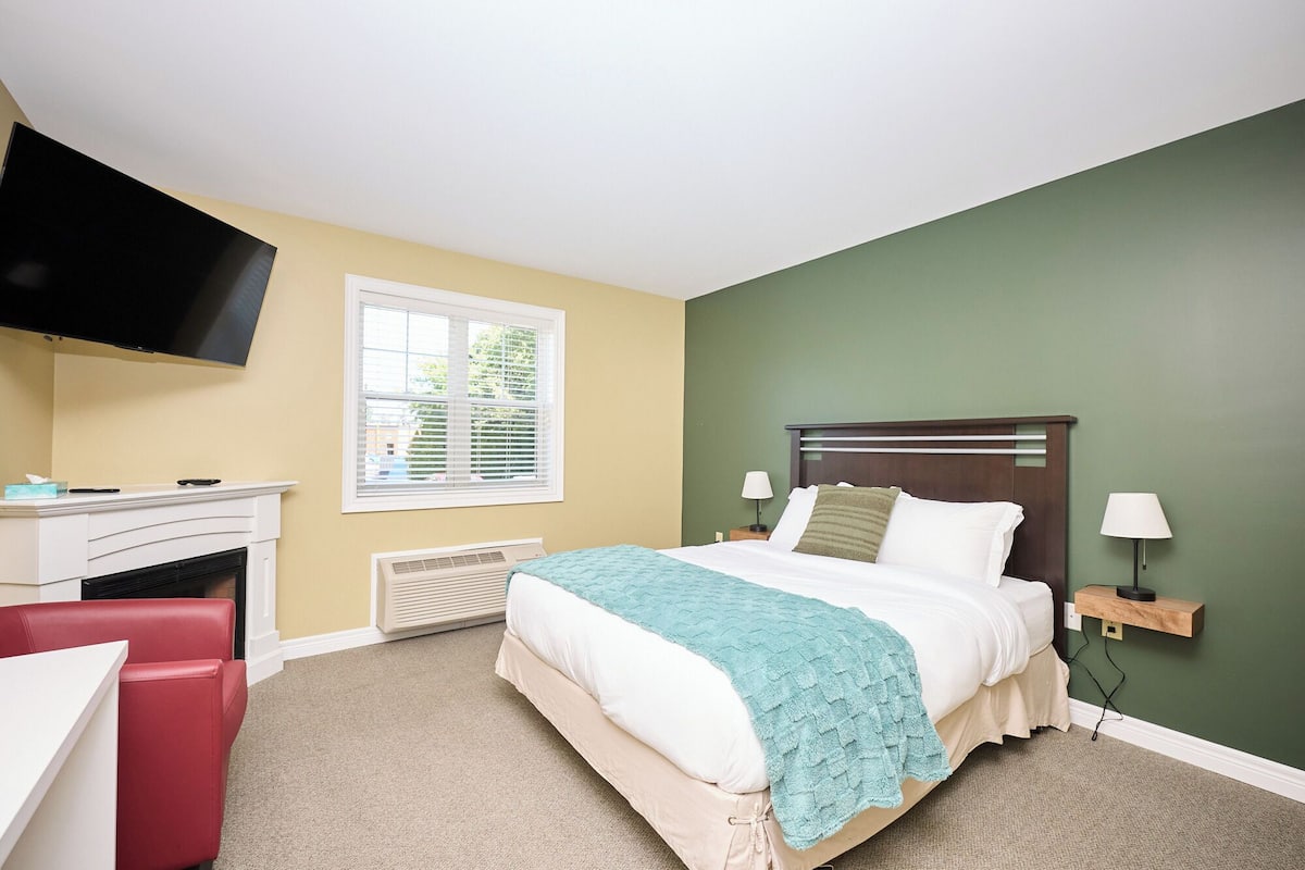Double Room, 1 Queen Bed, Roll-in Shower, City View | Desk, laptop workspace, iron/ironing board, free WiFi