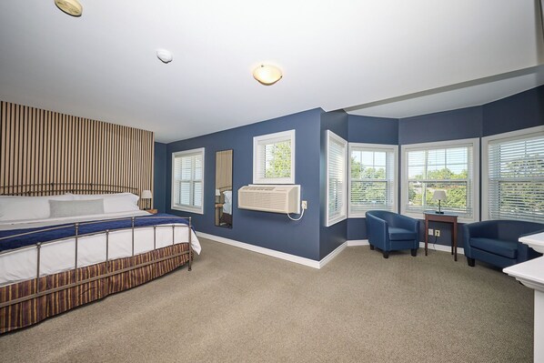 Luxury Room, 1 King Bed, City View | Desk, laptop workspace, iron/ironing board, free WiFi