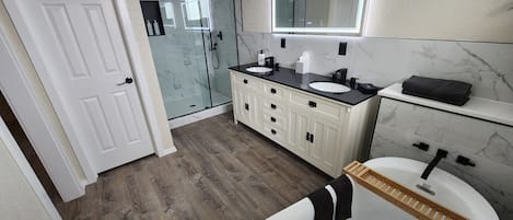 Dusche, Haartrockner, Handtücher, Seife