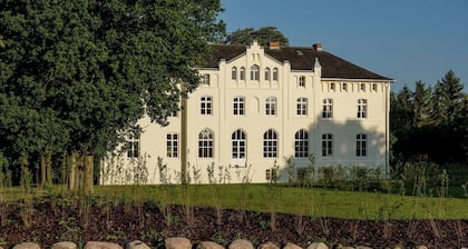Become a castle guest with us at Gut Roge in the double room "Friedrich I"
