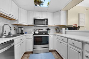 Condo, 1 King Bed with Sofa bed (Sand Dollar W-101) | Private kitchen