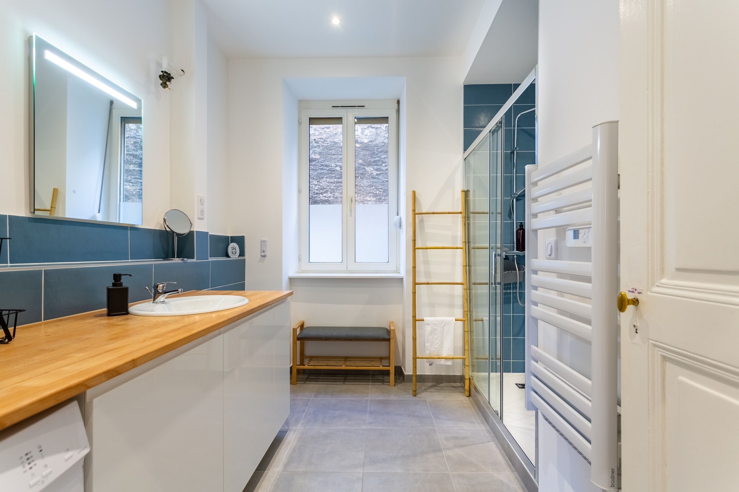 Articles de toilette gratuits, sèche-cheveux, serviettes fournies