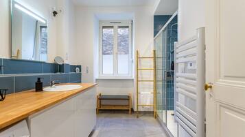 Articles de toilette gratuits, sĂšche-cheveux, serviettes fournies