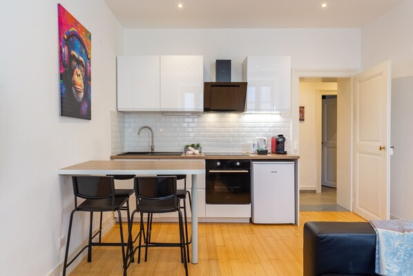 Fridge, microwave, oven, coffee/tea maker
