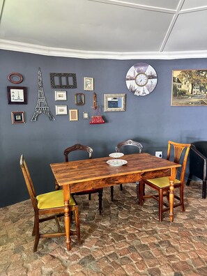 Huone, 1 makuuhuone, tupakointi sallittu, patio | Ruokasali