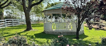 Room-honeymoon Stay at The James Family