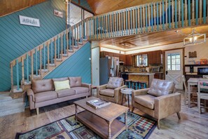 Smart TV, fireplace, video games, table football - Welcome to The Chalet Getaway in the Hideout! (Hamlin)