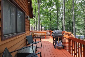 Outdoor dining - Welcome to The Chalet Getaway in the Hideout! (Hamlin)
