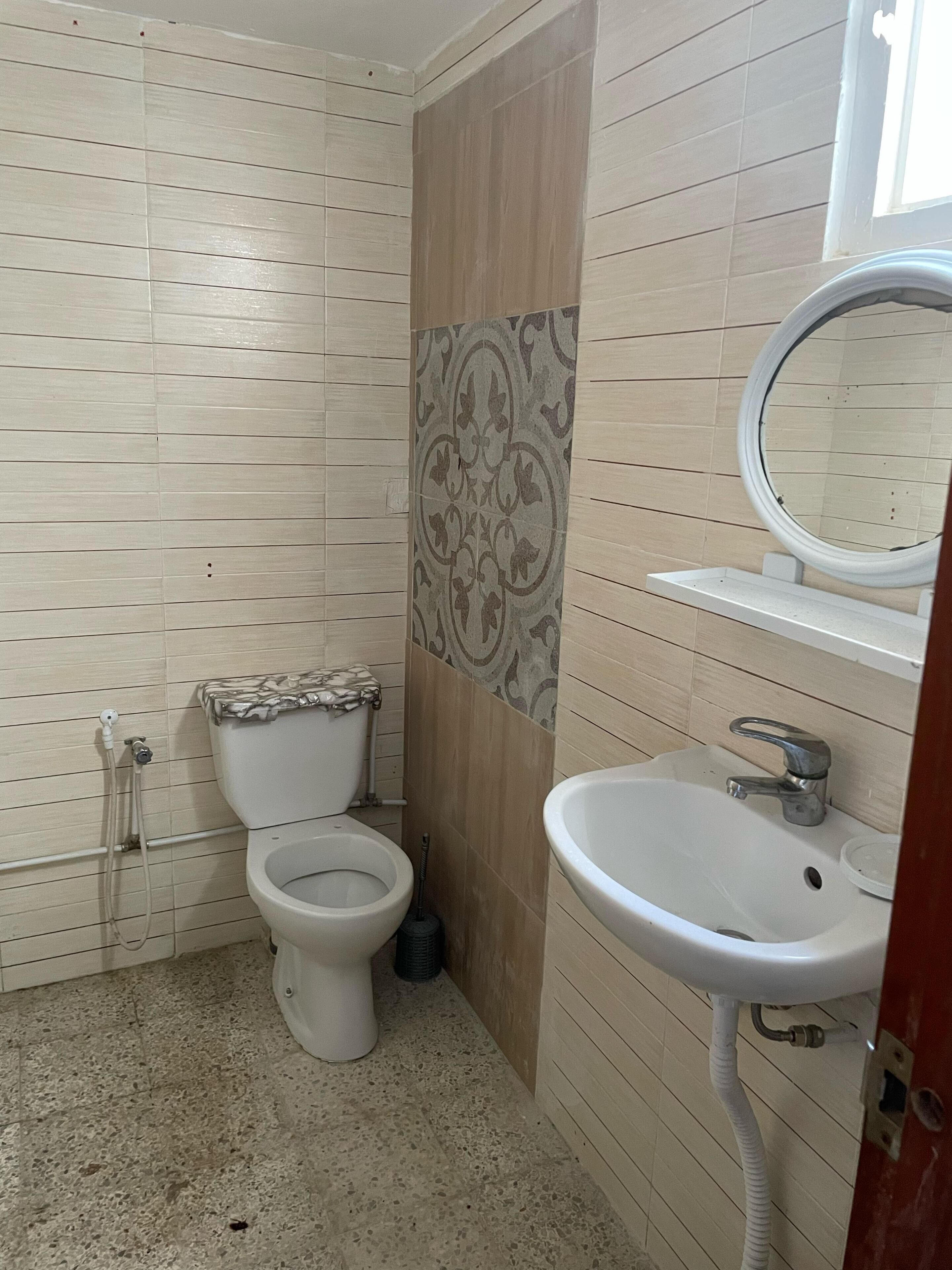 Doccia, bidet, carta igienica