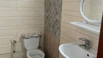 Doccia, bidet, carta igienica