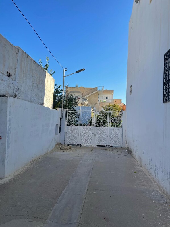 المنطقة المحيطة بالمنشأة