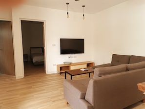 Bungalow, lanai, näköala uima-altaalle | Oleskelualue
