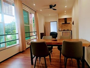 Apartment, Pool View | Tempat makan