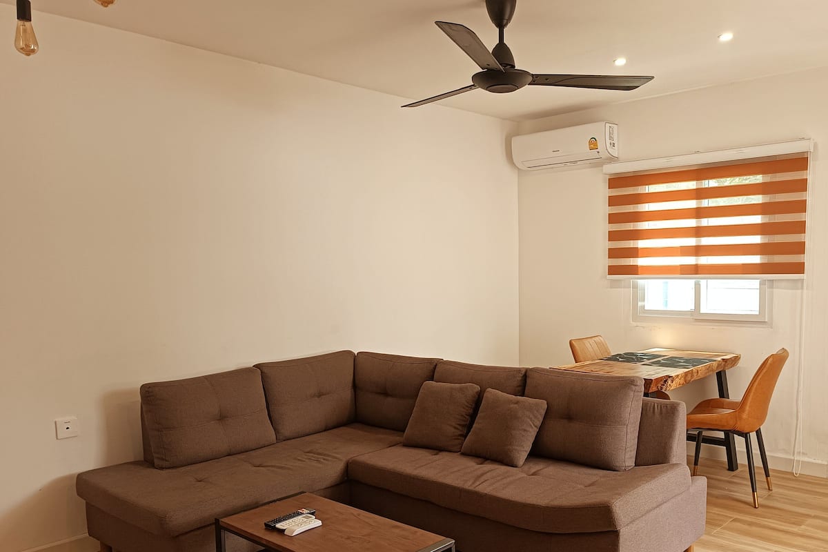 Bungalou, pati hawaià, vistes a la piscina | Zona de menjador de l'habitació