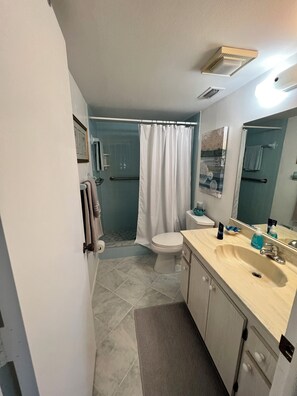 Dusche, Haartrockner, Handtücher, Toilettenpapier