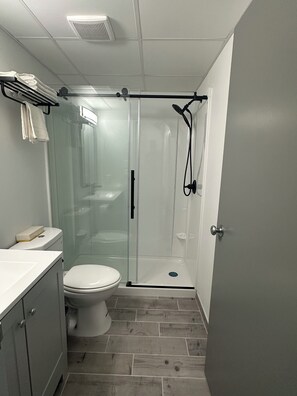 Standard Double Room | Bathroom | Shower, towels, soap, toilet paper - Lancaster Lincoln Inn (Lancaster)