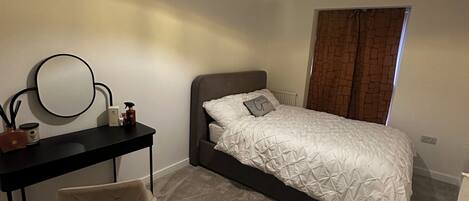1 chambre, fer et planche Ă repasser, Wi-Fi, draps fournis