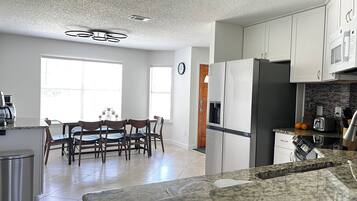 Een magnetron, een oven, een kookplaat, een vaatwasser