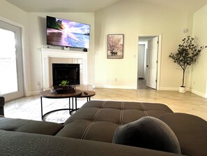 TV connectée, cheminée, livres