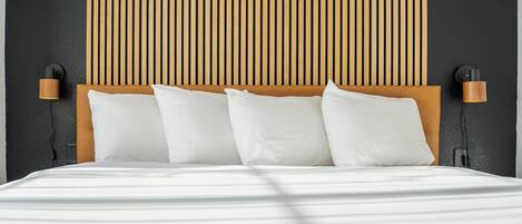 Een bureau, een strijkplank/strijkijzer, reisbedje, beddengoed