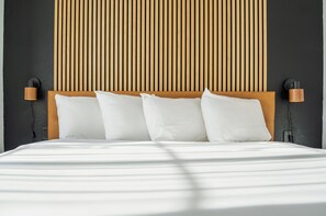 Escrivaninha, ferros/tábuas de passar roupa, berço de viagem