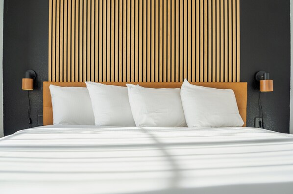 Escriptori, planxa i posts de planxar i un bressol de viatge